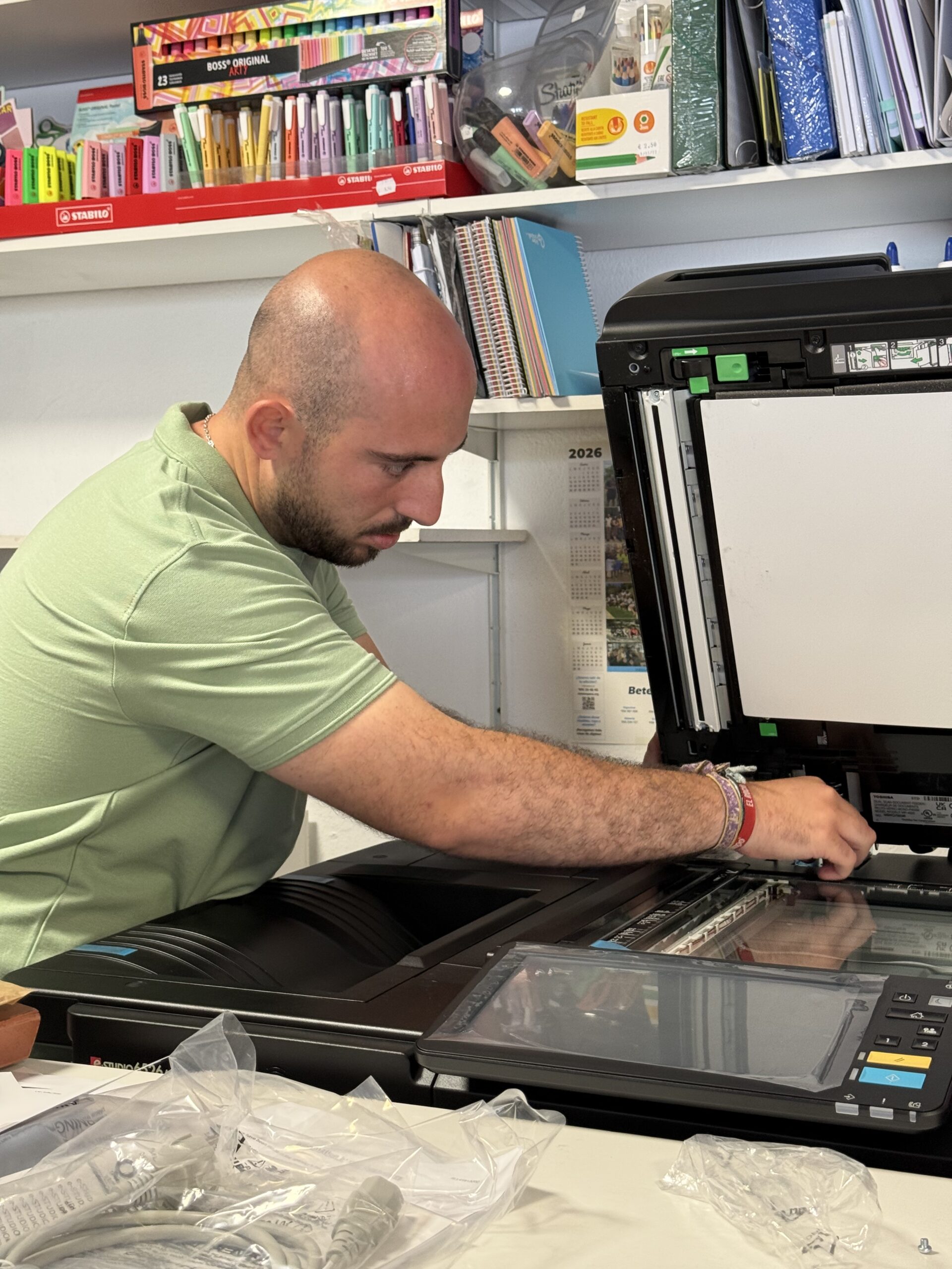 Instalación de equipos de impresión en una oficina de Algeciras